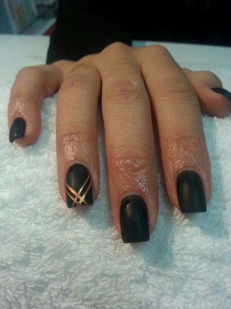 Zwart Mat & Streepjes Goud Black Gold Nails, Tape Nail Art, Matte Black Nails, Gold Nail Designs, Nail Tape, Gold Nail, Striped Nails, Super Nails, Trendy Nail Art