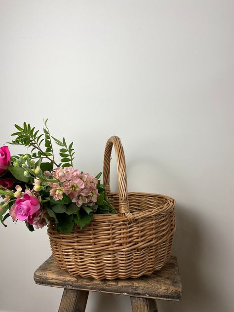 Basket Styling, Picnic Basket Decor, Pinic Basket, Cakes For Two, Wicker Basket Decor, Basket Decor Ideas, French Party, Collection Board, Vintage Picnic Basket