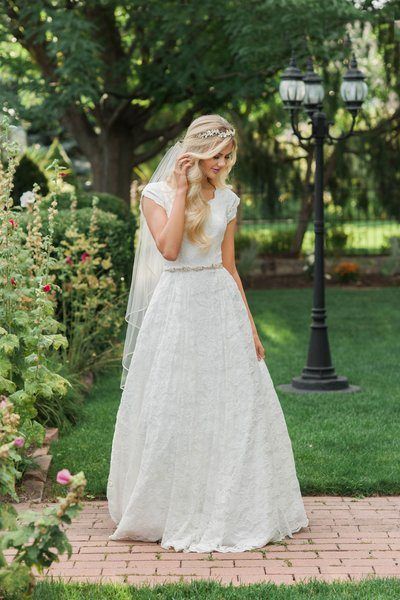 Stile Casual Chic, Modest Wedding Gowns, Lds Wedding, Modest Wedding, A Wedding Dress, Beauty Dress, Summer Wedding Dress, Modest Wedding Dresses, Elegant Wedding Dress