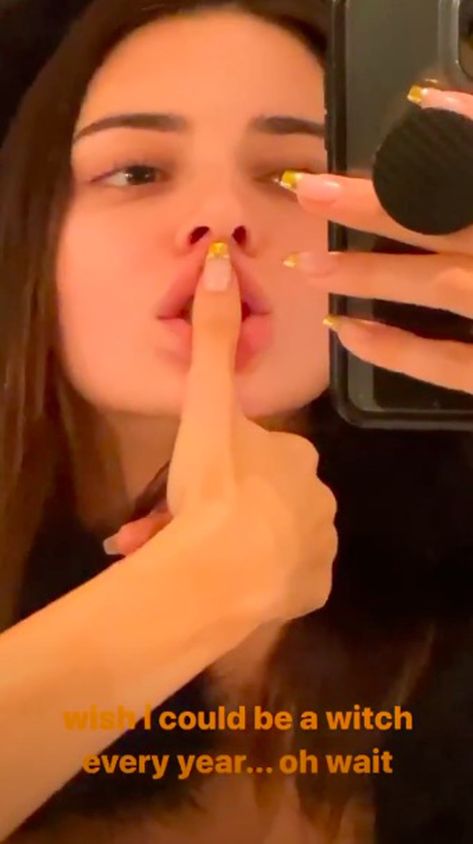 Halloween French Tips, Gold French Manicure, Kendall Jenner Nails, French Girl Makeup, Jenner Nails, Nails French Tip, Black Manicure, Popular Nail Art, Classic French Manicure