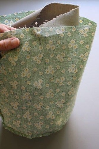 DIY Fabric Bucket - Inspired by Family Diy Santa Ornaments, Bucket Bag Diy, Fabric Containers, Patchwork Bags Diy, Fabric Bucket, Moda Fabric Quilts, Fabric Basket Tutorial, Sewing Bags, Fabric Boxes