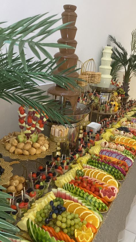 Fruit Table Wedding Display, Fruit Table Wedding, Diy Food Display, Rainbow Dinner, Fruit Tables, Pineapple Cupcake, Dessert Cart, Pineapple Cupcakes, Fruit Table