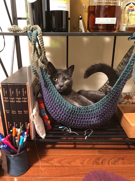 Crocheted Cat Hammock and Goodbye August | Content in a Cottage Cat Hammock Crochet, Hammock Diy, Katt Diy, Kat Haken, Katt Grejer, Kat Diy, Luna Cat, Chat Diy, Toy Hammock