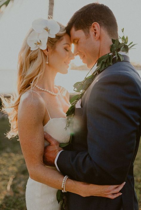 I love this orchid hair piece!  Wedding at Hulihe'e Palace in Kona on the Big Island of Hawaii.  Wedding Photographer - chelseaabril.com Orchid Hair Piece, Hawaii Beach Wedding, Big Island Wedding, Wedding Venues Hawaii, Hawaii Elopement, Beach Wedding Hair, Hawaii Photographer, Beach Wedding Photography, Hawaiian Wedding