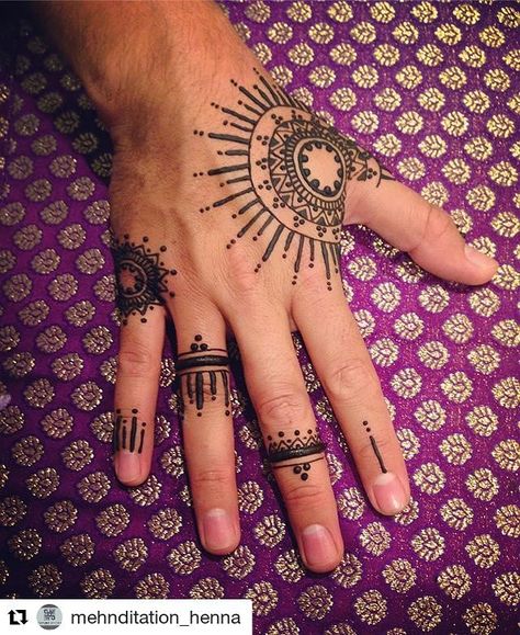 #follow@hennafamily #hennafamily #Repost @mehnditation_henna  Practicing this design with finger variations #henna #mehnditation #mehndi #meditation #losangeleshenna #losangeles #losangelesartist #losangelesart #menshenna #manhenna#menna #hennaharc Henna Men, Men Henna Tattoo, Jagua Henna, Henna Designs For Men, Henna Inspired Tattoos, Henna Tattoo Hand, Henna Tattoo Designs Hand, Simple Henna Tattoo, Henna Tattoo Designs Simple