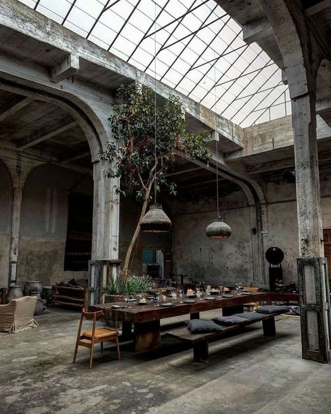 Retro Industrial Decor, Brutalist Interior, Ivy House, Brutalist Architecture, Loft Design, Design Exterior, Decoration Inspiration, Industrial House, Dream House Interior