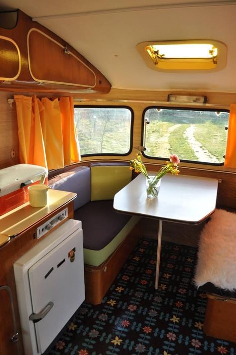 70s Camper, Van Glamping, Vintage Caravan Interiors, Vintage Trailers Restoration, Vintage Trailer Interior, Small Caravans, Bus Living, Caravan Renovation, Retro Caravan