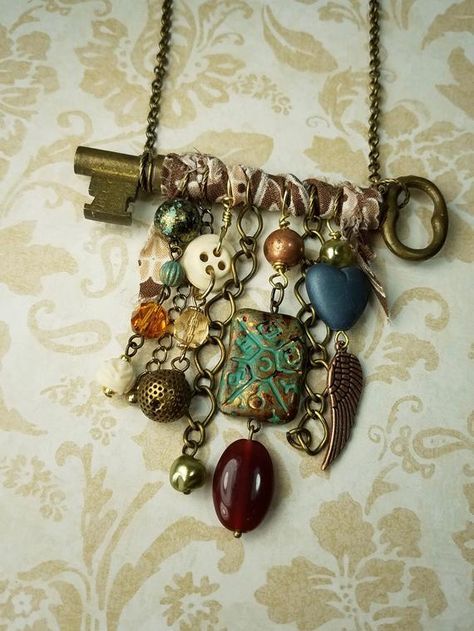 Antique Key Necklace, Necklace With Charms, Old Jewelry Crafts, Boho Jewelry Diy, Diy Jewelry To Sell, Found Object Jewelry, Vintage Jewelry Ideas, Rustic Necklace, Junk Jewelry