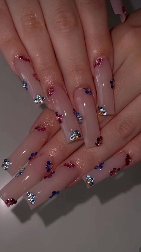 The Nail Connection on Instagram: “Crystal flowers 😍🌸💎 🎥: @by.dcnails Follow @thenailconnection for more nail inspiration 💅🏽💎✨ #flowernails #rhinestonenails #blingnails…” Blinged Out Acrylic Nails Rhinestones, Natural Nail With Rhinestones, Natural Nail Designs With Rhinestones, Bling Flower Nails, Rhinestone Flowers On Nails, Nail Ideas Rhinestones Bling, Rhinestone Flower Nails Designs, Nail Crystal Designs Rhinestones, Simple Bling Acrylic Nails