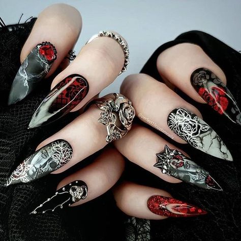 Vampire Bride Halloween nail design Ongles Goth, Scary Halloween Nails Design, Makeup Corrector, Gothic Nail Art, Coffin Halloween, Vampire Nails, Nail Art Halloween, Fall Acrylic, Witchy Nails