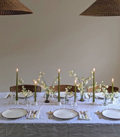 Dinner Party Table Settings, Simple Table Settings, Decor 2023, Tafel Decor, Birthday Dinner Party, Dinner Party Table, Party Table Settings, Dinner Table Decor, Green Candle