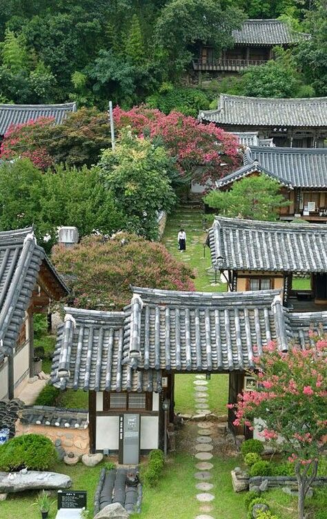 Korea Coolest Hotels, Hanok House, Korean Traditional House, House Garden Landscape, Traditional Korean House, Asian Architecture, Traditional Houses, Traditional Landscape, Japanese Architecture