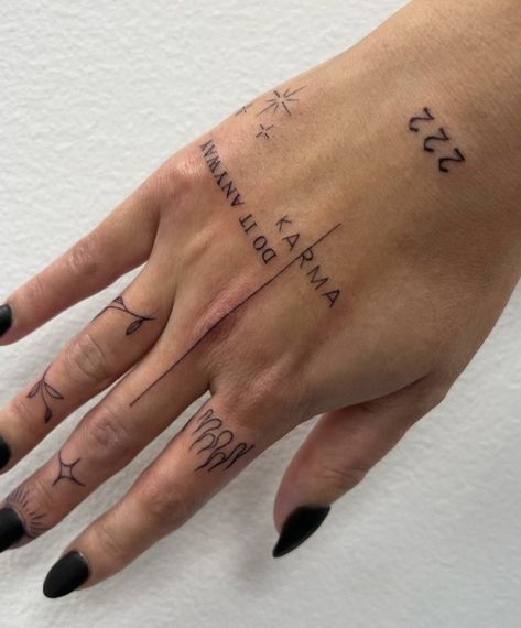 Tattoo Main, Hand And Finger Tattoos, Muster Tattoos, Hand Tattoos For Women, Bad Tattoos, Small Hand Tattoos, Minimalist Tattoos, Subtle Tattoos, Elegant Tattoos