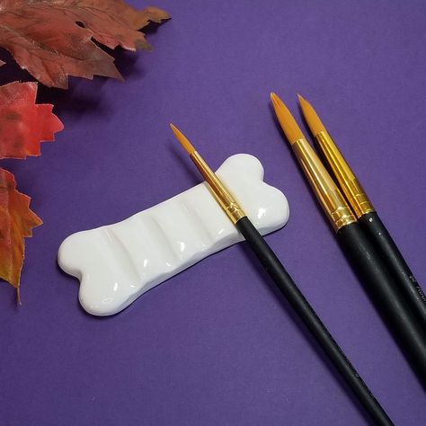 Paint Brush Clay Holder, Brush Rest Clay, Ceramic Brush, Brush Rest, Diy Air Dry Clay, Air Dry Clay Projects, Clay Diy Projects, Clay Crafts Air Dry, Polymer Clay Miniatures