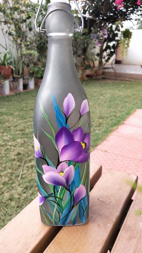 Frosted glass bottle painting Hand Painted Bottles Tutorials, Painting In Glass Bottles, Painting Wine Bottles Diy Acrylics Easy, Glass Bottle Acrylic Painting, How To Paint A Glass Bottle, Bottle Painting Videos, Pebeo Paint Ideas, How To Color Glass Bottles, Glass Bottle Painting Acrylics