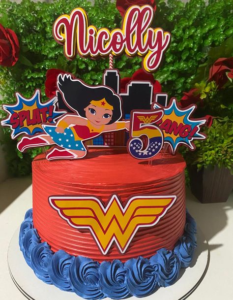 Bolo Do Superman, Wonder Woman Cake Topper, Wonder Woman Cake, Wonder Woman Birthday Party, 6th Birthday Girls, Wonder Woman Party, Wonder Woman Birthday, Creative Napkins, Batman Birthday Party