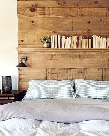 Rustic Headboard Ideas, Headboard With Shelf, Headboard Ideas Diy, Rustic Headboard Diy, Diy King Headboard, Wall Headboard Ideas, Shiplap Headboard, Diy Headboard Wooden, Diy Wood Headboard