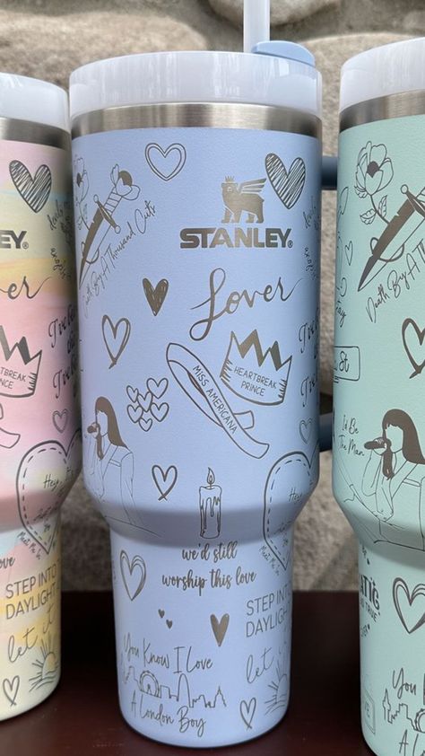 Taylor Swift Stanley, Taylor Swift Stanley Cup, Taylor Swift Shoes, Preppy Christmas List, Girly Gifts Ideas, Taylor Swfit, Taylor Swift Birthday Party Ideas, Fancy Cup, Stanley Cups