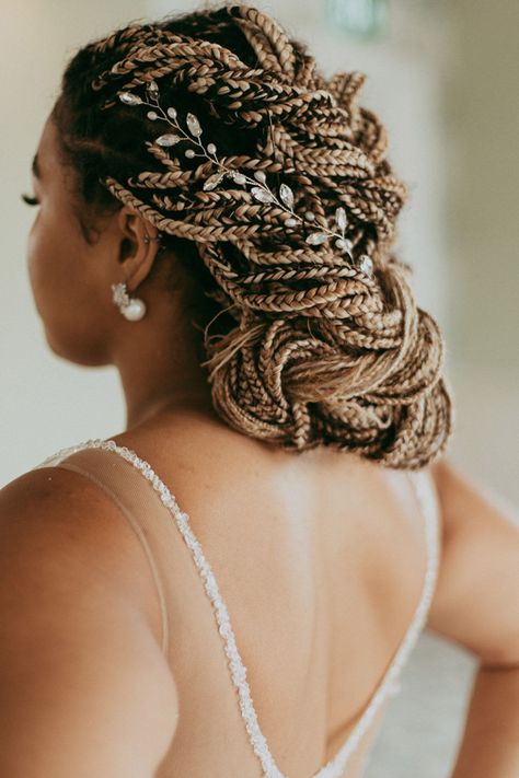 Black bride with blonde braids put into an updo with a jewelled hair accessory African Wedding Hairstyles, Jewelled Hair, Black Brides Hairstyles, Faux Wedding Flowers, Wedding Hairstyles For Girls, Silver Wedding Hair, Black Brides, Black Wedding Hairstyles, Natural Wedding Hairstyles