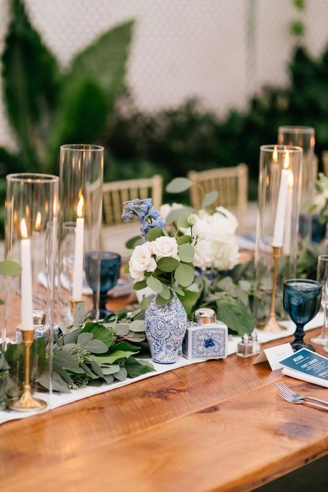 Blue And White Table Decorations Party, Blue Vase Wedding Centerpiece, Delft Wedding Decor, Aqua And Beige Wedding, Chinoiserie Centerpiece Wedding, Blue Tuscan Wedding, Blue And White Table Arrangements, Chinoiserie Themed Wedding, Porcelain Wedding Decoration