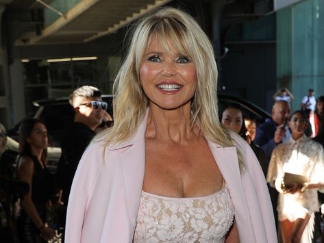 Christie Brinkley Hair, Christie Brinkley Style, Grey Hair With Bangs, Hair Foils, Gorgeous Gray Hair, Grey Roots, How To Cut Bangs, Christie Brinkley, Hair Styles 2017