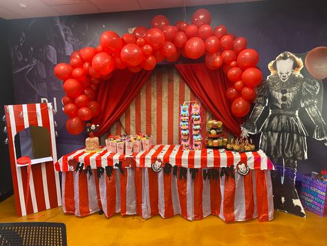 Pennywise Party Food, Penny Wise Birthday Party Ideas, Pennywise Themed Party, Penny Wise Halloween Decorations, It Party Ideas Pennywise, Pennywise Birthday Party, Pennywise Party Ideas, Pennywise Birthday Party Ideas, Scary Movie Birthday Party