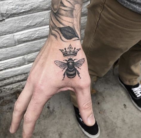 Queen Bee Tattoo, Small Bee Tattoo, Fly Tattoo, Bumble Bee Tattoo, Bee Stuff, Flying Tattoo, Idea Tattoo, Tasteful Tattoos, Crown Tattoo