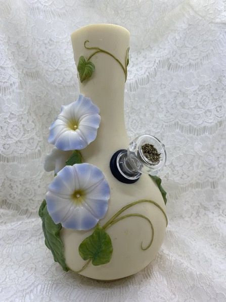 Clay Bong Handmade, Cool Bong Designs, Ceramic Bong Handmade, Clay Pipes Ideas, Clay Bong, Bong Decorating Ideas, Cute Bong, Bong Aesthetic, Vase Bong