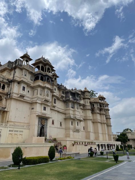 Udaipur Photography, India Udaipur, Buddha Background, City Palace Udaipur, Cloud Quotes, Jaipur Travel, Desi Aesthetic, Indian Aesthetic, Udaipur