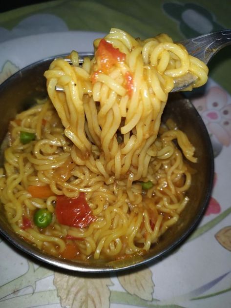 Food Maggie Noodles, Hostel Life, Moments With Friends, Couples Hidden Face Pics, Night Food, Delicacy Food, Late Night Snacks, Quick Meal, Night Snacks