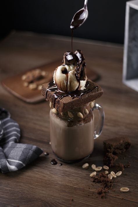 Shake Photography, Brownie Shake, Eat Aesthetic, Mocha Desserts, Mud Brownies, Mocha Drink, Mocha Coffee, Chocolate Shake, Food Drink Photography