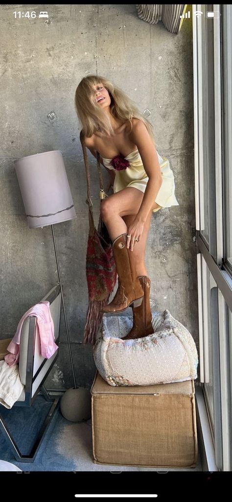 Fringe Boots Outfit, Country Aesthetic Outfit, Western Aesthetic Outfits, Summer Boots Outfit, Fringe Clothing, Urban Cowgirl, Classy Cowgirl, Funky Dresses, Cowgirl Aesthetic