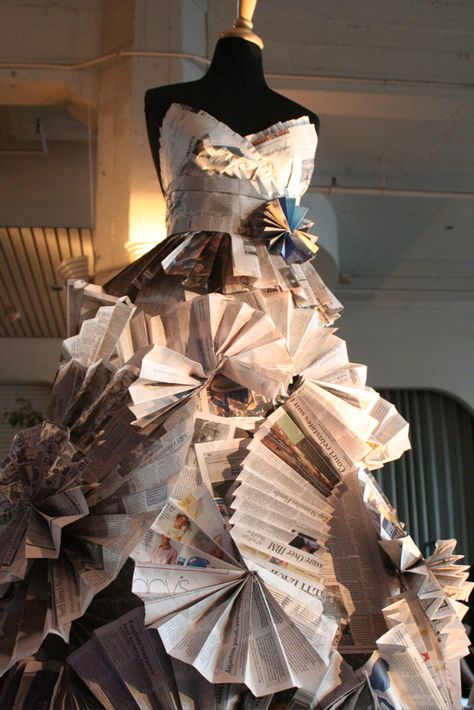 I don't think I'd wear this, but it puts newspaper to good use. Recycled Gown, Paper Costume, Newspaper Fashion, Trash Fashion, Wedding Window, Newspaper Dress, Recycle Newspaper, Paper Clothes, Recycled Dress