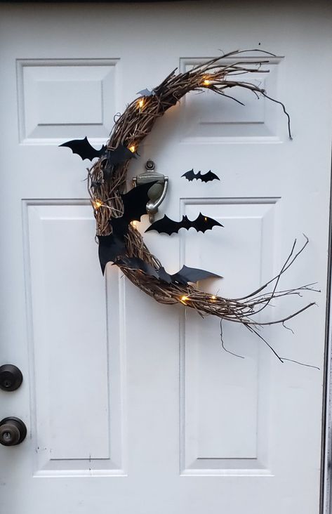 Halloween Lighted Cresent Moon 2020. Grapevine moon made by me from vines on my fence-line. Halloween Moon Decorations, Cresent Moon Wreaths, Halloween Coupons, Stick Wreath, Moon Made, 2024 Halloween, Halloween Moon, Goth Home Decor, Moon Decor