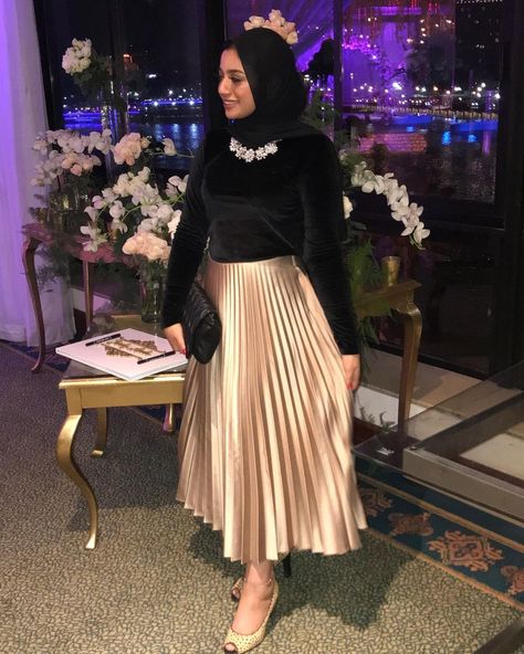 Soiree Skirts, Skirt Soiree, Soiree Outfits, Elegant Silk Dresses, Soiree Outfit, Chic Evening Dress, Long Skirt Fashion, Blouse Casual Fashion, Soiree Dress