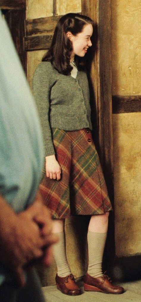 The Chronicles Of Narnia Outfits, Susan Pevensie Costume, Susan Pevensie Outfits, Narnia Susan, Narnia Lucy, Narnia Wardrobe, Narnia Costumes, 1940s Movies, Susan Pevensie