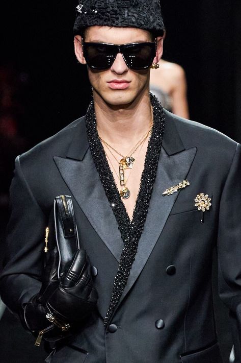 Haute Couture Men, India Fashion Men, Black And Gold Outfit, King Dress, Cocktail Attire Men, Black Outfit Men, Haute Couture Details, Glamour Outfit, Embroidery Fashion Detail