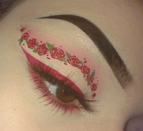 Rose Eyeliner Art, Rose Eye Makeup Art, Roses Makeup Look, Rose Makeup Look Flower, Rose Inspired Makeup, Red Rose Makeup, Rose Makeup Look, Rose Eye Makeup, Rose Eyeliner