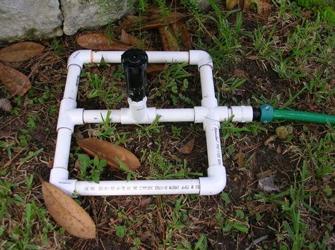 Simple Garden Sprinkler out of inground popup sprinklers Pvc Pipe Sprinkler, Sprinkler Diy, Homemade Sprinkler, Irrigation System Design, Sprinkler System Diy, Lawn Sprinkler System, Garden Watering System, Garden Sprinklers, Diy Lawn