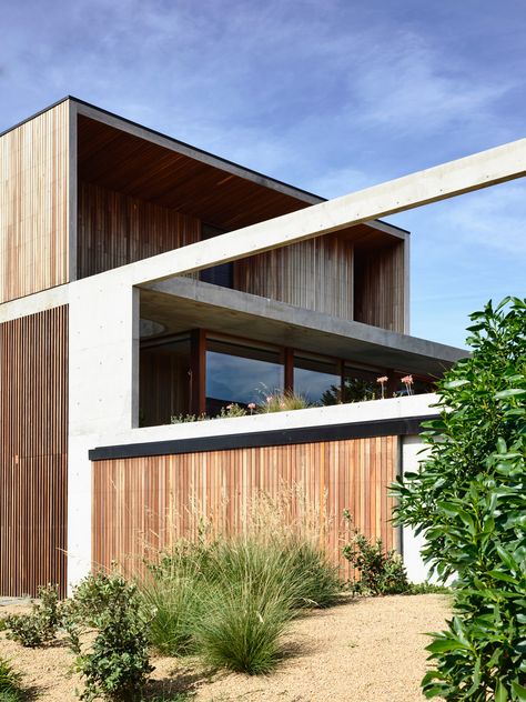 Cliff House by Auhaus Architecture - Project Feature - The Local Project - The Local Project Auhaus Architecture, 90s Kitchen, New Zealand Architecture, Timber Battens, Victoria House, Ocean Grove, Concrete Walls, Stair Remodel, Cliff House