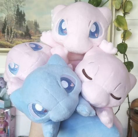 Mew Plush, Pokemon Stuffed Animals, Pokemon Mew, Pokemon Blue, Pokemon Plush, New Pokemon, Cute Stuffed Animals, Silly Pictures, Pokemon Pictures