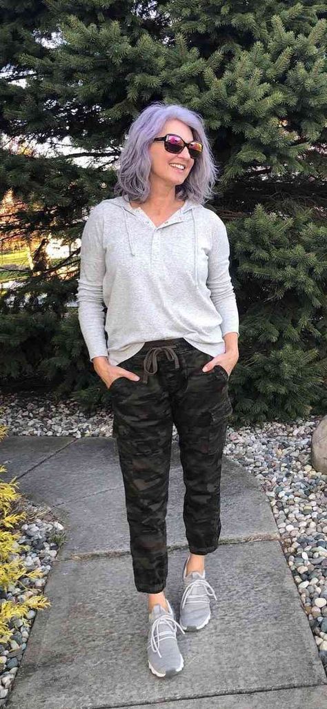 Black Camo Pants Outfit, Joggers With Sweater Outfit, Camo Joggers Outfit Women, How To Wear Camo Pants, What To Wear With Camo Pants, Black Camo Pants, Camoflauge Pants, Grey Camo Pants, Classic Chic Outfits