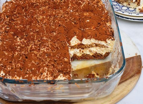 150 ml espresso of sterke koffie 5 el amaretto, brandy of rum* Tiramisu Recept, Italian Food, Italian Recipes, Delicious Desserts, Rum, Espresso, Food And Drink, Cake, Van