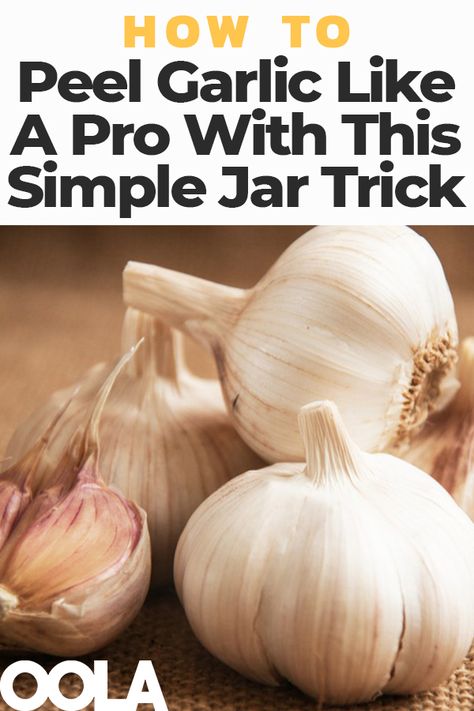 This simple jar trick will help you peel garlic like a pro! How To Peel Garlic, Cooking Red Lentils, Garlic Jar, Improve Life, Kitchen Hack, Cooking With Coconut Oil, Raw Garlic, Cooked Cabbage, Garlic Head