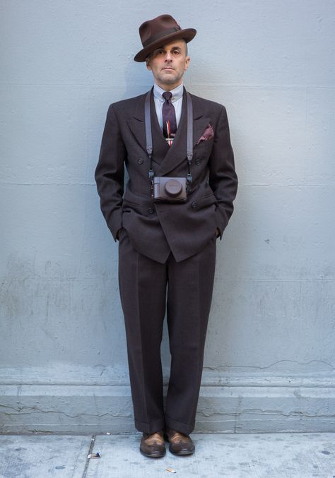 Aaron“My outfit includes a WWII-era Glen check double-breasted wool suit with silk pocket square of the same period, a 1930s Lasalle & Koch’s collar-attached cotton shirt with 1940s Art Deco silk cravat and circa 1930s gold collar clip, and a 1940s Kaufmann’s Pittsburgh fur felt Homburg hat. Inspiration comes from such sources as apparel trade magazines of the Golden Age of menswear, and cinema and photography of the first half of the 20th century. As much as I love the modern, I loathe t... 20s Fashion Aesthetic, 80s Outfit Men, 1930s Outfits, Nyc Looks, Hel Looks, Homburg Hat, Hat Inspiration, 1940s Art Deco, 1940s Art