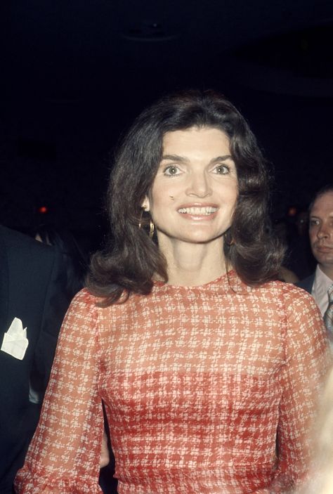 11 Things to Know About Jackie Onassis’s Beauty Routine | Vogue Alabaster Skin, Bold Eyebrows, Jean Shrimpton, Met Gala Dresses, Jackie Onassis, Bouffant Hair, Diana Vreeland, Slim Aarons, Katharine Hepburn