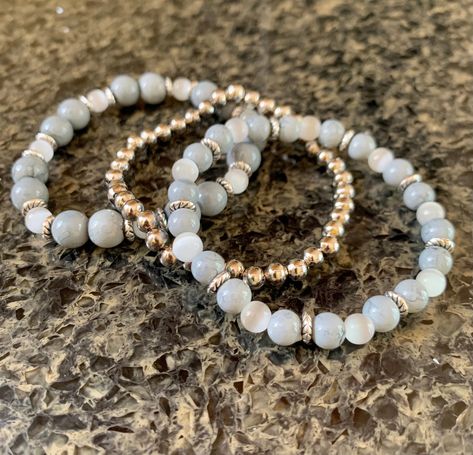 Stacked Beaded Bracelets, Bracelet Sets, Bracelet Design, Bracelet Ideas, Photo Bracelet, Bracelet Stack, Bracelet Designs, White Glass, Earrings Jewelry