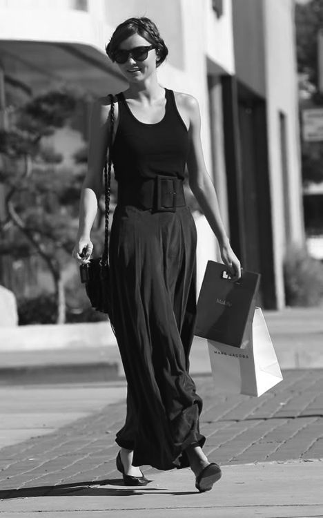 B Miranda Kerr Street Style, Fashion Folio, Oversized Belt, Miranda Kerr Style, Digital Dress, Gucci Baby, Black Maxi Skirt, Modest Skirts, Total Black