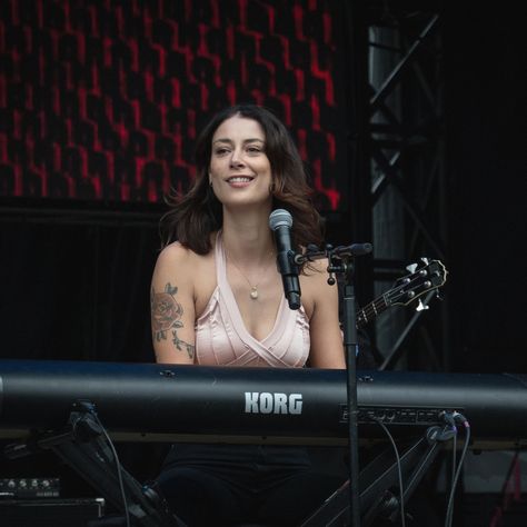 My favorite discovery at @shakykneesfest this year was @gracecummingsmusic. Such a beautiful voice and great stage presence. Grace Cummings | Shaky Knees | May 2024 #gracecummings #peachtree #shakyknees #shakykneesfest #centralpark #livemusic #livemusicphotography #concert #concertphotography #musicphotography #festivalphotography #bandphotography #rocknroll #indie #folk #americana #aussie #australianmusic #sony Shaky Knees, Stage Presence, Festival Photography, Live Music Photography, Band Photography, Peach Trees, Concert Photography, Beautiful Voice, Music Photography