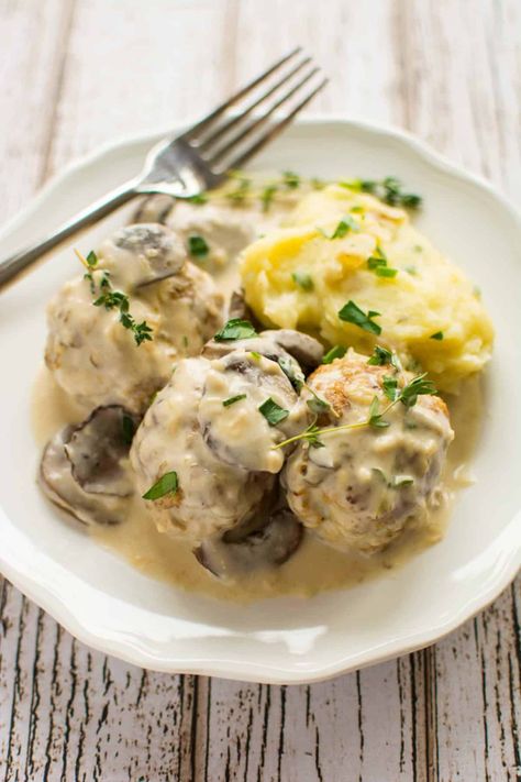 Crockpot Chicken Meatballs with Asiago Cream Gravy https://slowcookergourmet.net/slow-cooker-chicken-meatballs-with-asiago-cream-gravy/ Cream Of Chicken Gravy, Cheese Gravy, Top Slow Cooker Recipes, Meatballs And Gravy, Mushroom Gravy Recipe, Cream Gravy, Recipe Photo, Meatballs Easy, Slow Cooker Beef Stew